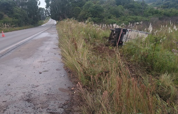 SC 350 Caminhão sai da pista e tomba na margem da rodovia em Lebon