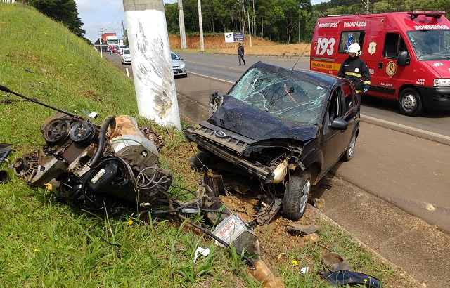 Acidente Carro fica destruído após colidir em poste no Castelhano