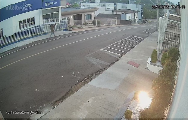 Vídeo Homem é flagrado furtando tampa de lixeira de prédio Portal