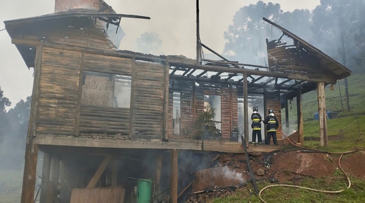 Incêndio Fogo consome casa no interior de Caçador Portal Caçador Online