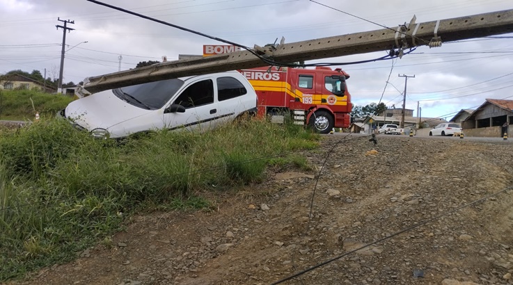 Lebon Régis Corsa sai da pista e se choca contra poste Portal