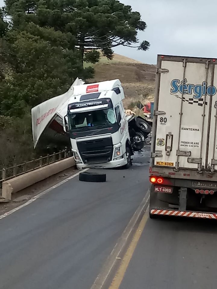 Acidente entre caminhão e dois carros deixa duas pessoas mortas na BR-153,  em Erechim, Rio Grande do Sul