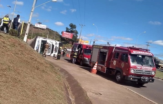 Caçador: Carreta tomba nas proximidades do Via Atacadista - Portal ...